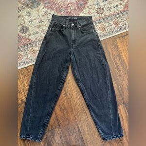 Like new balloon/barrel leg old navy jeans! So good!